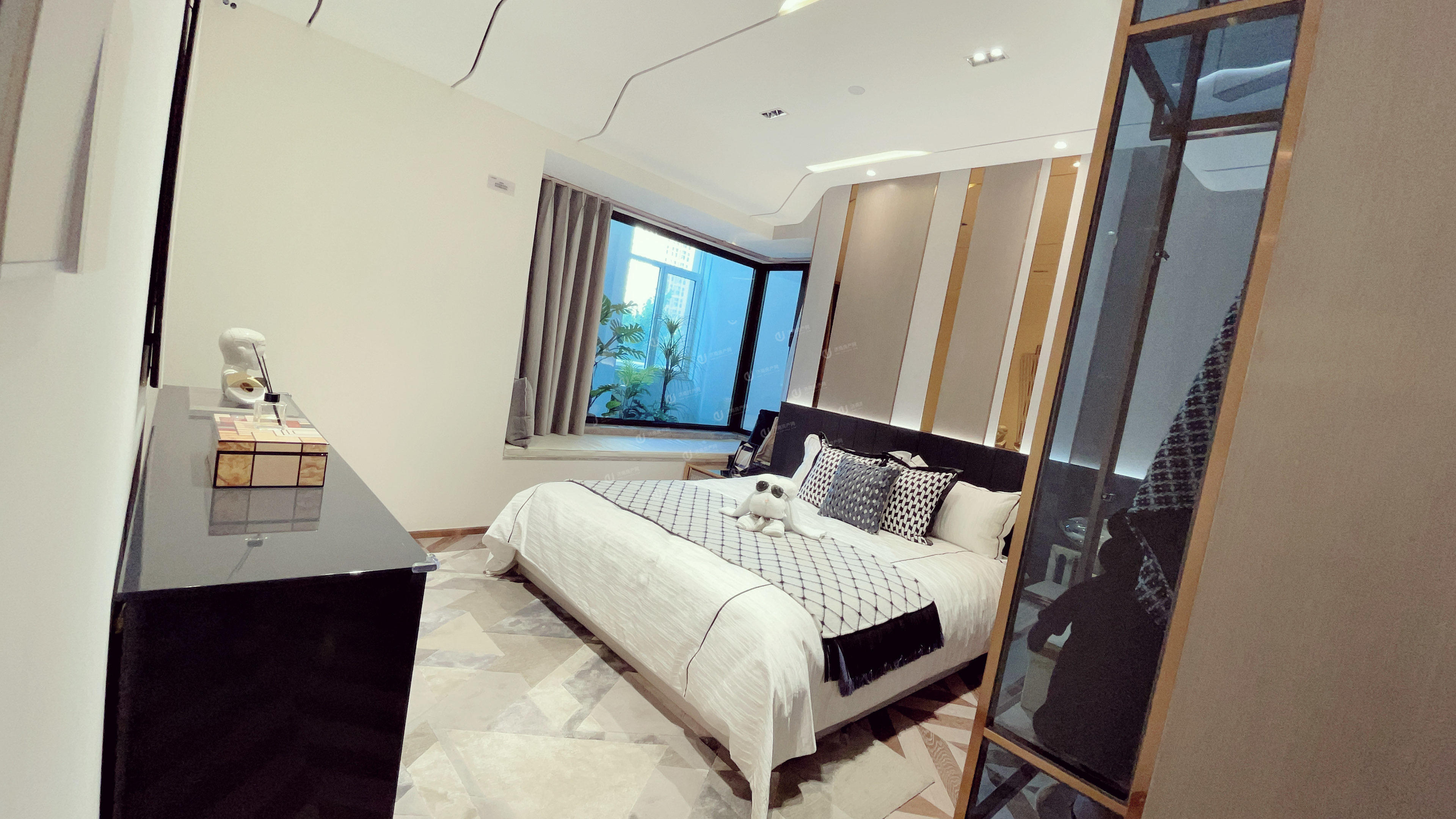 
                            金地明湖樾 