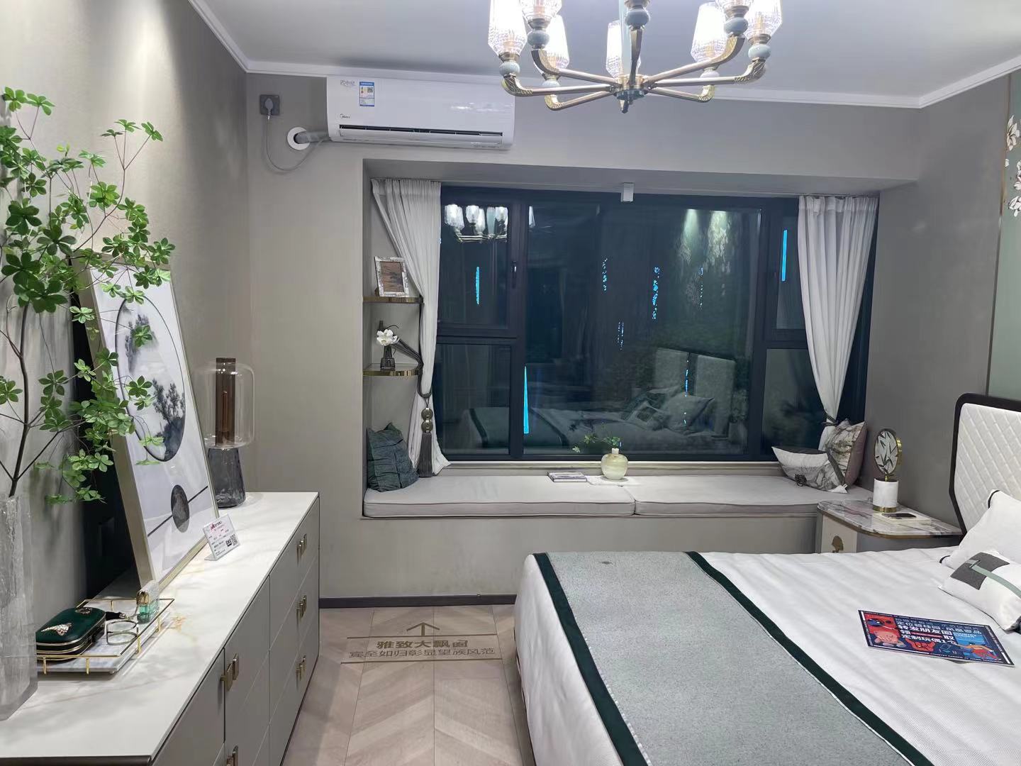 首付50万买三室，西客站旁边，出门就是经十路，购物交通方便