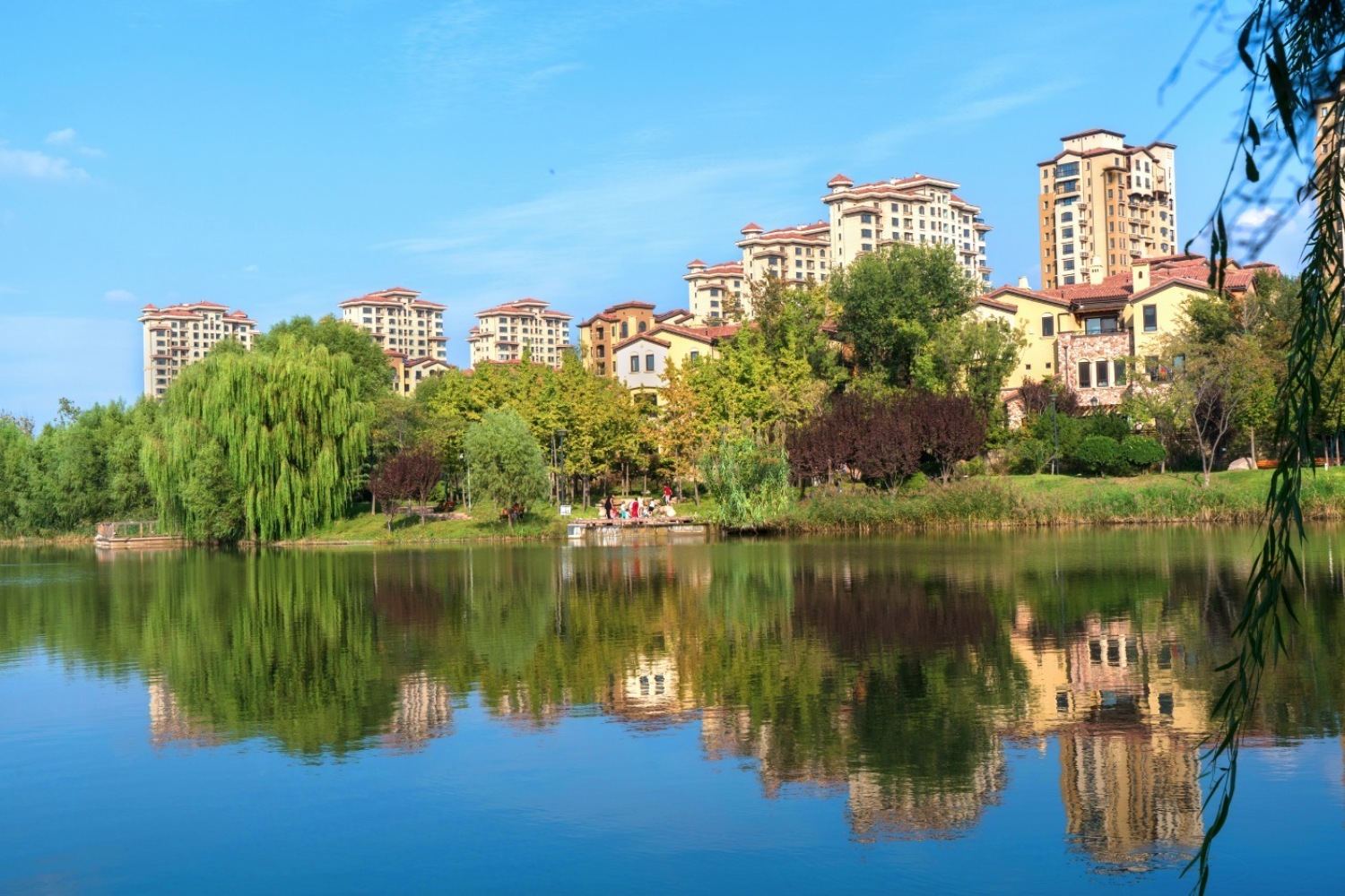 经十西路 蓝石大溪地，三室四室一楼带院带倒复式，湖景房带露台