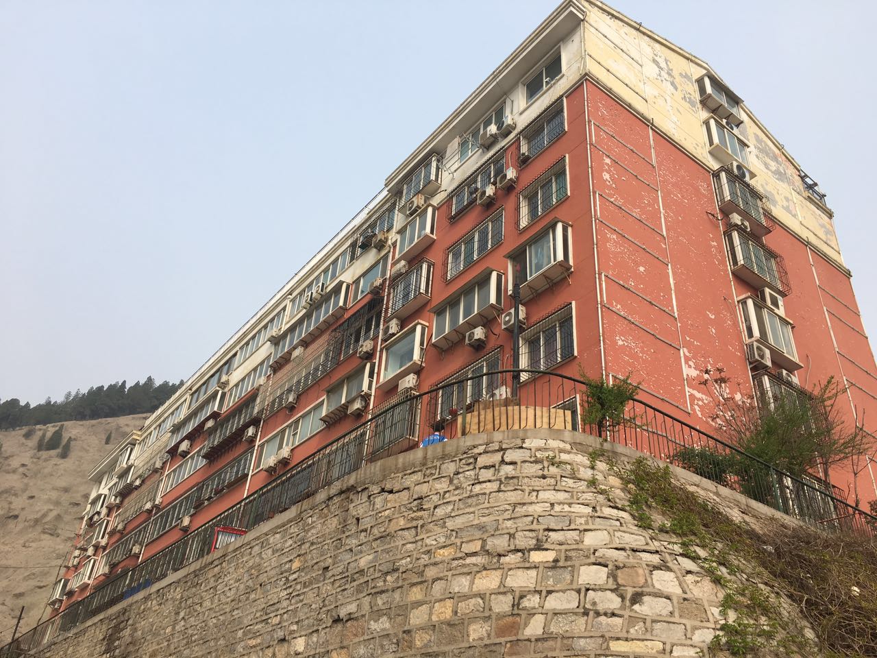 二环东旅游路交界处依山而居-环绿山庄